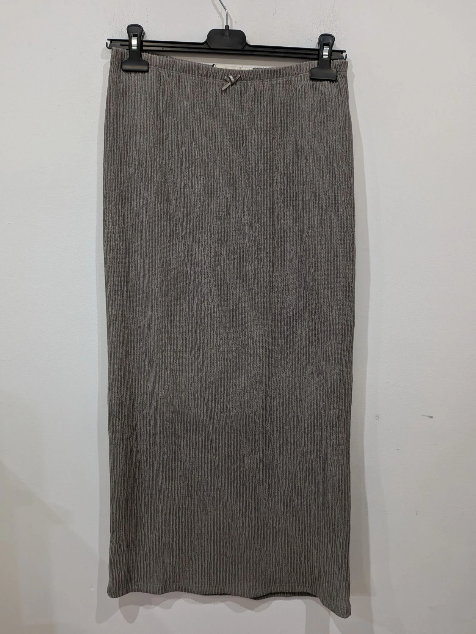 Falda Midi Texturizada Gris con Cintura Elástica talla M de Pull & Bear